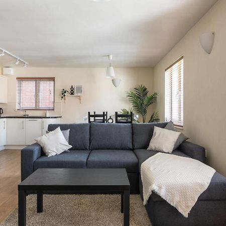 Spacious 2Br Flat - 2 Free Parking Spaces - Near Lgw Airport Кролі Екстер'єр фото