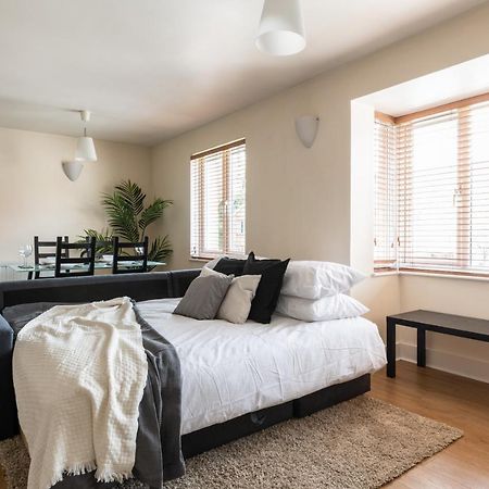Spacious 2Br Flat - 2 Free Parking Spaces - Near Lgw Airport Кролі Екстер'єр фото