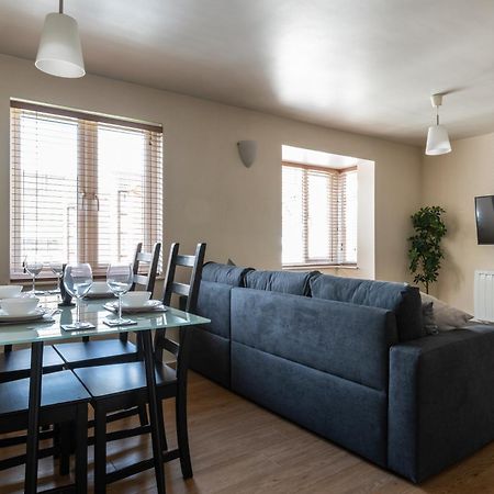 Spacious 2Br Flat - 2 Free Parking Spaces - Near Lgw Airport Кролі Екстер'єр фото