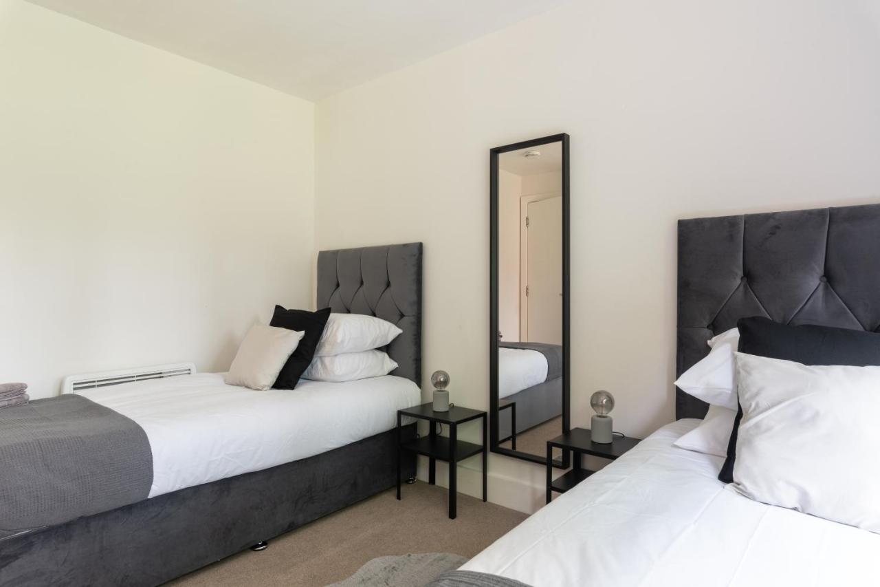 Spacious 2Br Flat - 2 Free Parking Spaces - Near Lgw Airport Кролі Екстер'єр фото