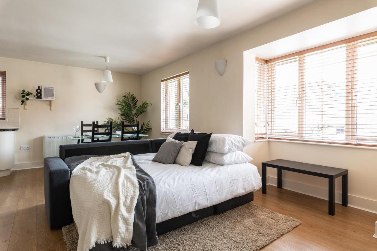 Spacious 2Br Flat - 2 Free Parking Spaces - Near Lgw Airport Кролі Екстер'єр фото