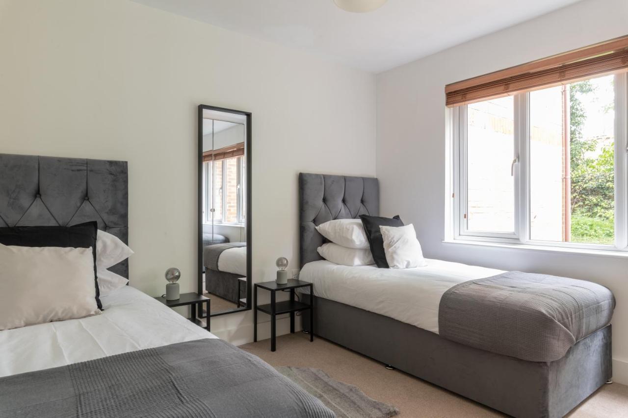 Spacious 2Br Flat - 2 Free Parking Spaces - Near Lgw Airport Кролі Екстер'єр фото