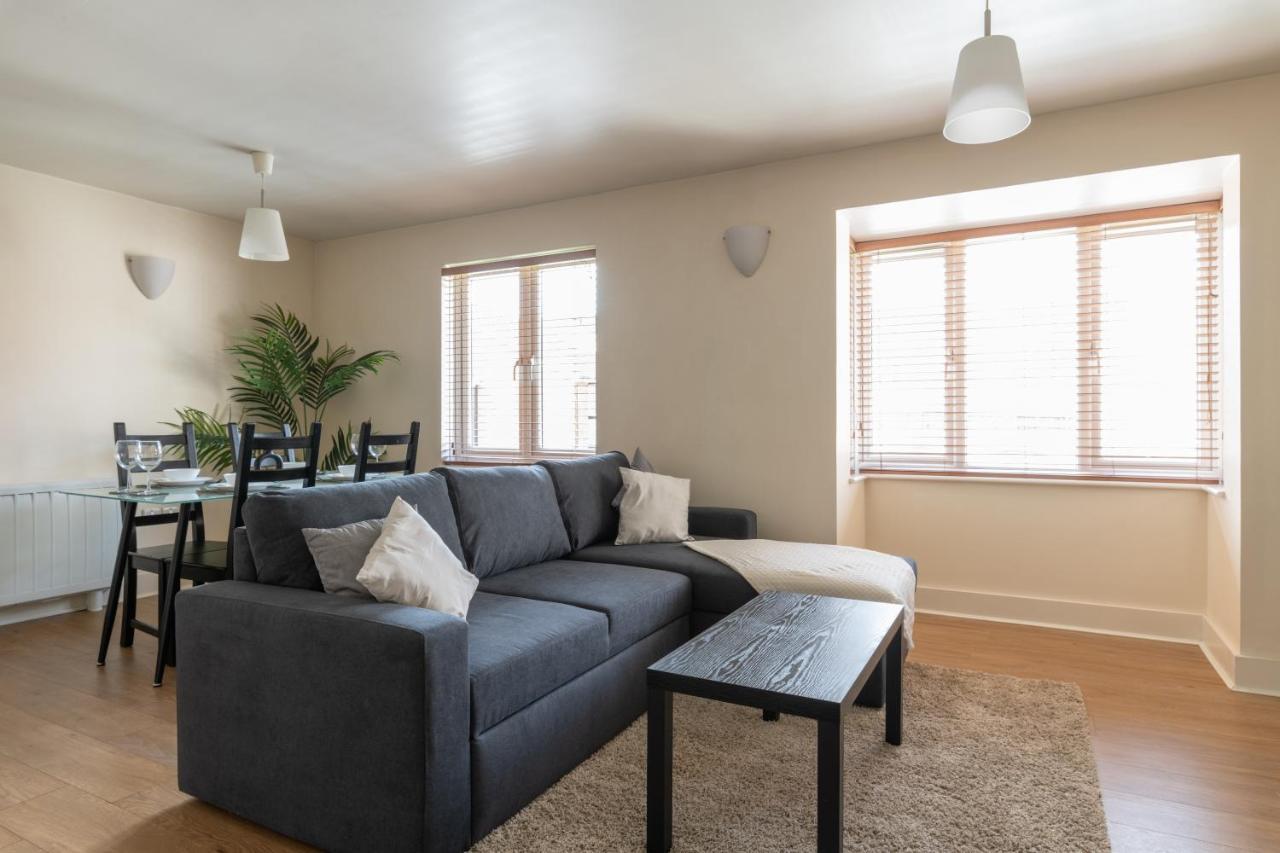 Spacious 2Br Flat - 2 Free Parking Spaces - Near Lgw Airport Кролі Екстер'єр фото