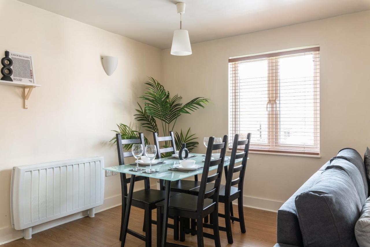 Spacious 2Br Flat - 2 Free Parking Spaces - Near Lgw Airport Кролі Екстер'єр фото