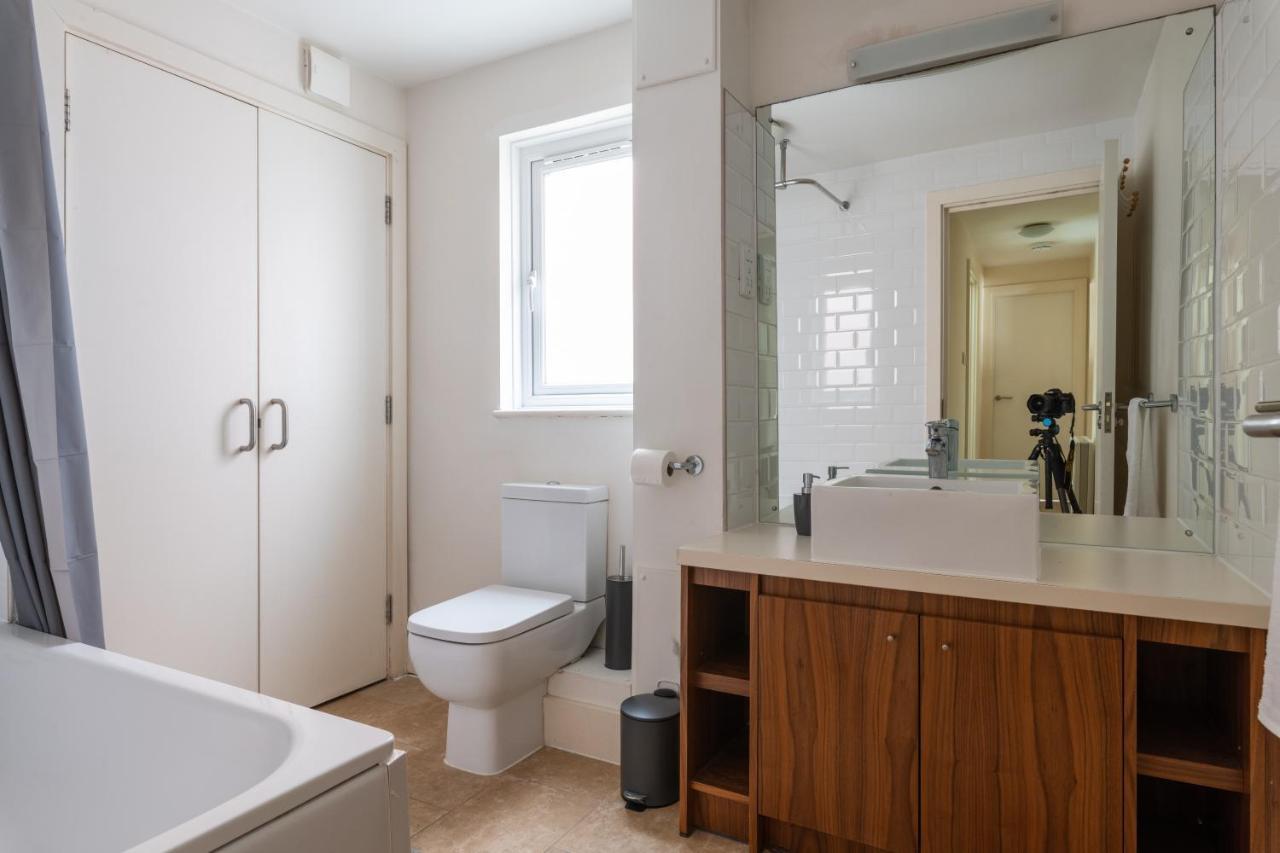 Spacious 2Br Flat - 2 Free Parking Spaces - Near Lgw Airport Кролі Екстер'єр фото
