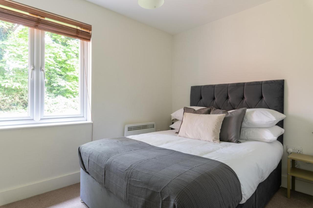 Spacious 2Br Flat - 2 Free Parking Spaces - Near Lgw Airport Кролі Екстер'єр фото