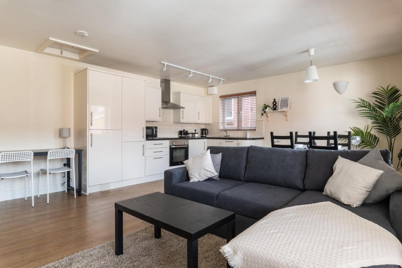 Spacious 2Br Flat - 2 Free Parking Spaces - Near Lgw Airport Кролі Екстер'єр фото
