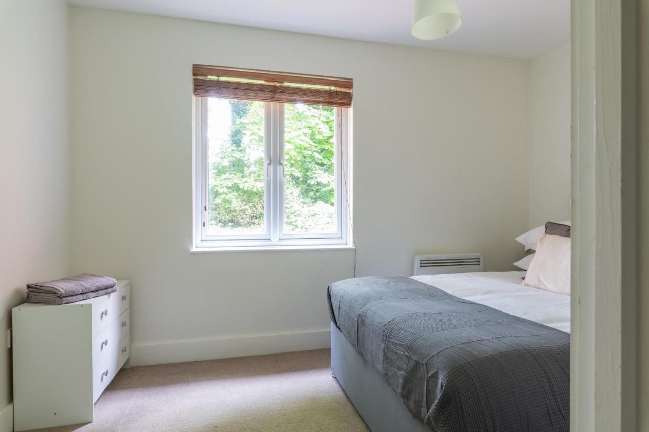 Spacious 2Br Flat - 2 Free Parking Spaces - Near Lgw Airport Кролі Екстер'єр фото